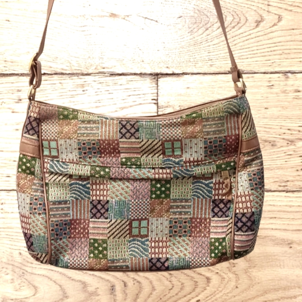- SAS VINTAGE SHOULDER BAG w/adjustable shoulder strap